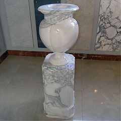 Ваза с пьедисталом (Blanco Statuario)